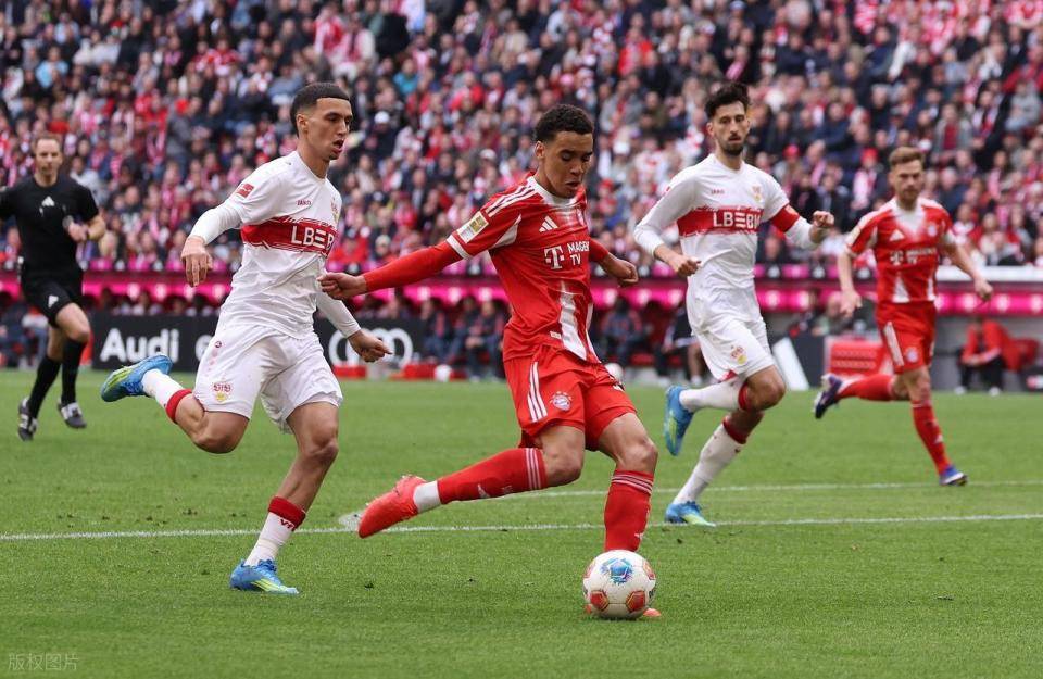 随着斯图加特2-4遭逆转，德甲最新积分榜出炉：拜仁提前4轮卫冕